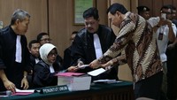 Ahok berkonsultasi dengan kuasa hukumnya. Safir Makki/CNN Indonesia/detikcom.