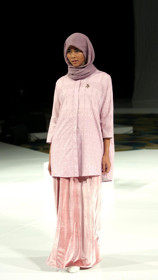 Koleksi Ria Miranda Mengangkat tema Ria Miranda Trend Show 2017 di The Hall Lt.8 Senayan City. Jakarta. [Foto: Mohammad Abduh/Wolipop]