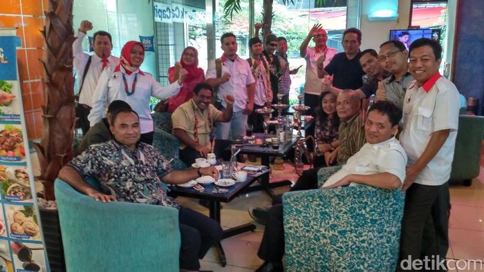 Penahanan Ditangguhkan, Hatta Taliwang dan Pengacara Gelar Syukuran