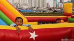 Keceriaan Anak-anak di Bantaran Kanal Barat