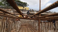 Para pekerja menyelesaikan perbaikan jembatan Latumenten, Jakarta Barat, Selasa (13/12/2016).