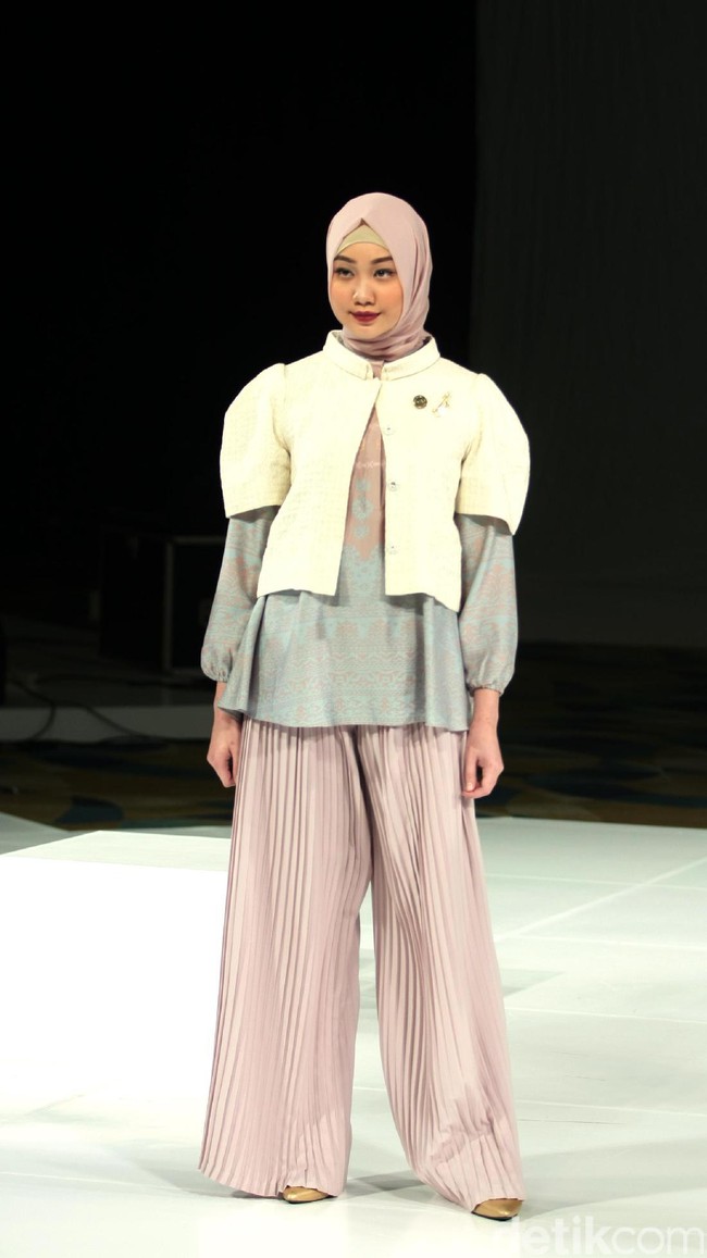 Koleksi Ria Miranda Mengangkat tema Ria Miranda Trend Show 2017 di The Hall Lt.8 Senayan City. Jakarta. [Foto: Mohammad Abduh/Wolipop]