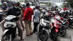 Warga Antre Tiket, Jalan Merdeka Timur Macet