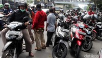 Kemacetan juga disebabkan banyaknya sepeda motor pembeli tiket yang diparkir di bahu jalan.