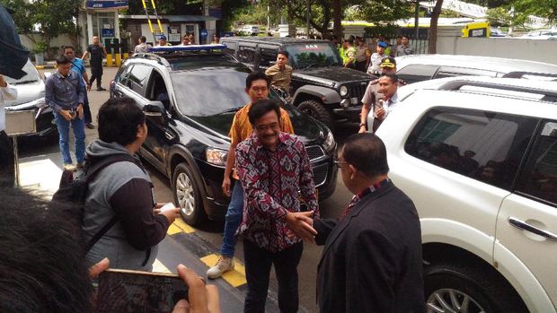 Hadir di PN Jakbar, Djarot Ngobrol dengan Tukang Bubur Penghadang Kampanye