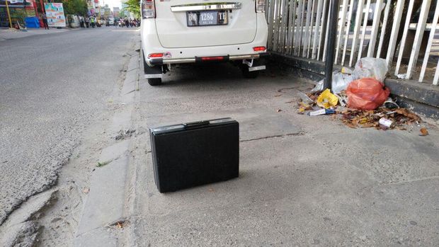 Gegana Amankan Koper Mencurigakan di Depan Gereja Pekanbaru, Isinya Kaset