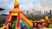 Tak gratis, sejumlah anak harus mengocekuang dari Rp 5.000 hingga Rp 10.000 untuk sekjali permainan.