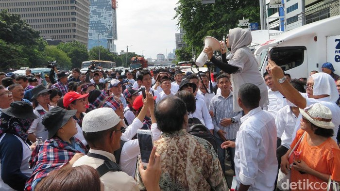 Massa Berorasi di Depan Gedung Eks PN Jakpus, Jl Gajah Mada Masih Bisa Dilalui