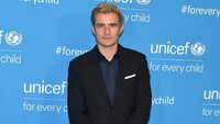 Orlando Bloom tampil necis dengan setelan jas hitam. Mike Coppola/Getty Images/detikFoto.