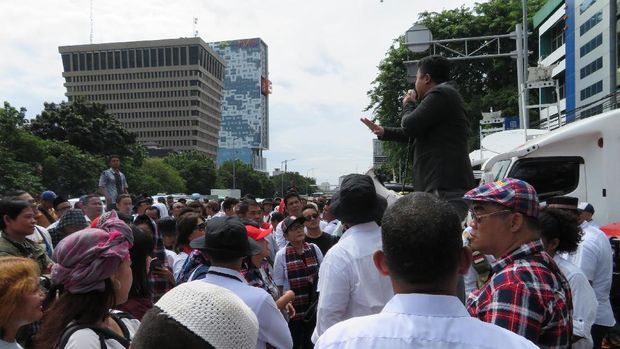 Kawal Sidang, Relawan Ahok-Djarot Hadir di Depan Gedung Eks PN Jakpus