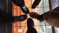 Dari ketinggian, traveler pun bisa melihat panorama Tokyo dari lantai kaca. Para pengunjung pun mengabadikan banyak momen menarik lewat jepretan kamera. Tak sedikit wisatawan yang asyik berselfie (Elvan/detikTravel)