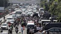Kemaceta mengular panjang.