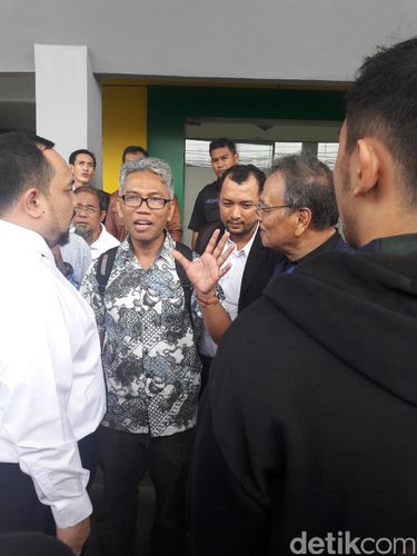  Buni Yani (berbatik) usai sidang praperadilan di PN Jakarta Selatan, Selasa (13/12/2016)