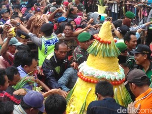 Siraman Gong Kyai Pradah di Blitar Dipadati Ribuan Pengunjung