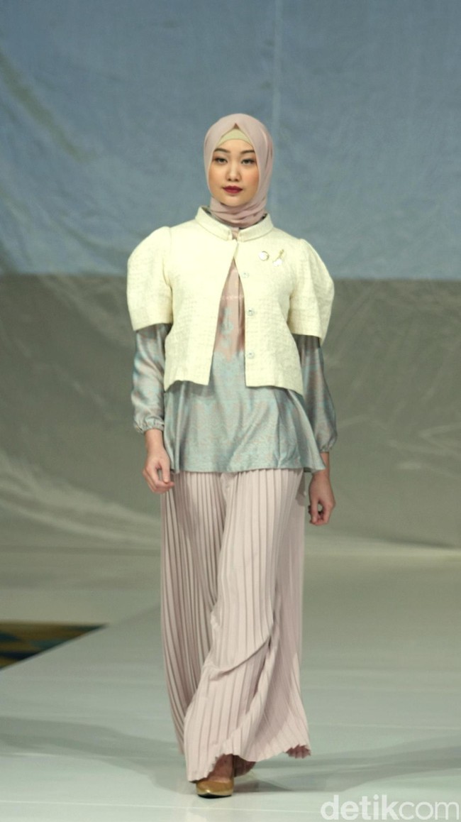 Koleksi Ria Miranda Mengangkat tema Ria Miranda Trend Show 2017 di The Hall Lt.8 Senayan City. Jakarta. [Foto: Mohammad Abduh/Wolipop]