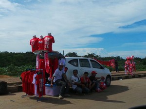 Jelang Final, Para Pedagang Pernak-pernik Timnas Mulai Serbu Stadion Pakansari