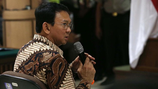 Momen Tangisan Ahok dan Rangkaian Eksepsi di Kursi Pesakitan