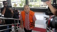 Bupati Banyuasin Yan Anton Ferdian menjalani pemeriksaan.
