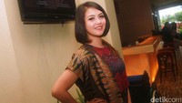 Istri dari Rendy Aditya Gunawan itu mengatakan dirinya masih enjoy menjalani peran sebagai ibu rumah tangga. Pool/Gus Mun/detikFoto.