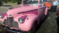 Mobil berwarna pink seperti ini berasal dari era tahun 1950-an dan bertahan sampai sekarang. Kalau di Jakarta, mobil seperti ini sudah dikategorikan sebagai mobil antik, namun di Kuba masih dipakai untuk keperluan sehari-hari (Triono/detikTravel)