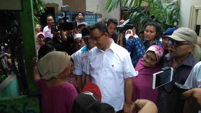 Blusukan ke Pademangan, Anies Diminta Bantu Nenek Tua yang Katarak