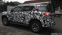 Kata salah seorang agency pelaksana prosesi tes drive, ini Trailblazer terbaru, atau All New Trailblazer. Katanya mau diluncurkan bulan depan, kata Arif kepada detikOto.