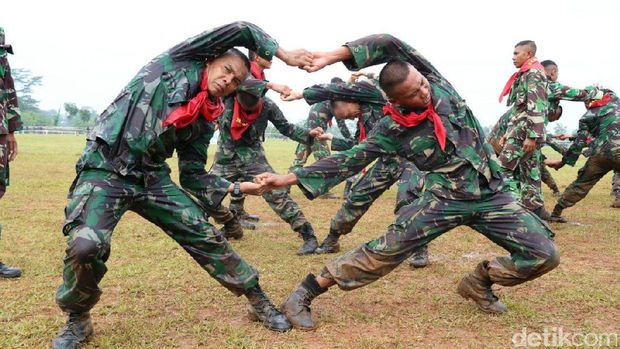 Pelukan Mayjen Doni Bawa Kodam Pattimura Juara Lomba Peleton Tangkas