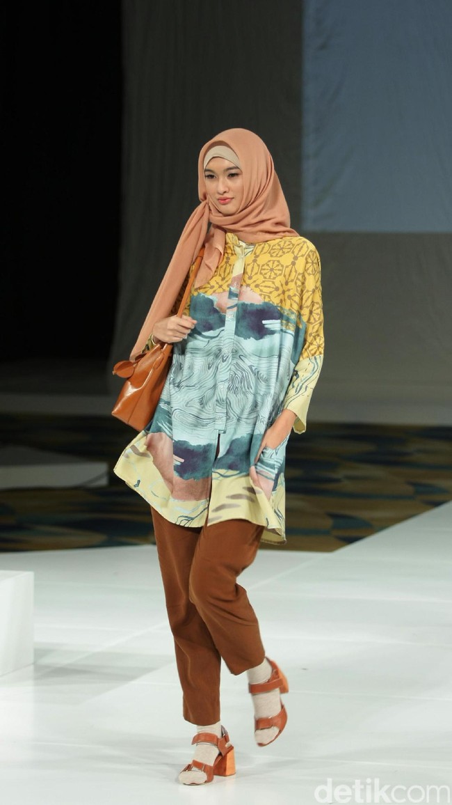 Koleksi Ria Miranda Mengangkat tema Ria Miranda Trend Show 2017 di The Hall Lt.8 Senayan City. Jakarta. [Foto: Mohammad Abduh/Wolipop]