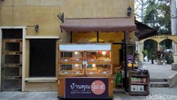 Bila lapar saat asyik belanja jangan khawatir, ada beberapa kios kecil yang menyediakan makanan ringan dan minuman. Menunya pun beragam, dari Grape Pie atau roti isi kari ayam seperti ini (Pasti/detikTravel)