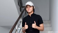 Sedangkan Aldi tampil dengan topi, kemeja hitam, celana hijau dan sepatu hitam. Pool/Noel/detikFoto.