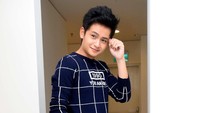 Pesinetron berusia 18 tahun itu tampil dengan kaus tangan panjang berwarna biru, ripped jeans dan boots hitam. Pool/Noel/detikFoto.