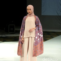 Koleksi Ria Miranda Mengangkat tema Ria Miranda Trend Show 2017 di The Hall Lt.8 Senayan City. Jakarta. [Foto: Mohammad Abduh/Wolipop]