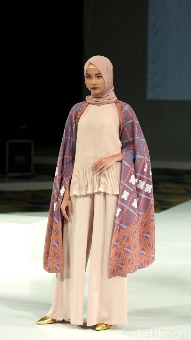 Koleksi Ria Miranda Mengangkat tema Ria Miranda Trend Show 2017 di The Hall Lt.8 Senayan City. Jakarta. [Foto: Mohammad Abduh/Wolipop]