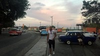Di luar bandara, sudah ada banyak mobil-mobil klasik yang parkir tidak beraturan. Warnanya ada yang biru, merah. Tapi jangan salah, mereka bukan sedang pawai, tetapi mobil-mobil ini berfungsi sebagai taksi (Triono/detikTravel)