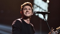 Salah satu personil One Direction, Niall Horan terlihat kece dengan guitar kesayangannya. Michael Loccisano/Getty Images for iHeart/detikFoto.