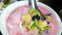 Jika ingin membilas dahaga, pesan saja Es Campur. Racikan es berwarna pink ini berisi cincau hitam, kolang-kaling, alpukat, tape, dan kelapa muda.