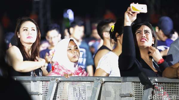 Aksi Para Partygoers di DWP 2016 Aksi Para Partygoers di DWP 2016