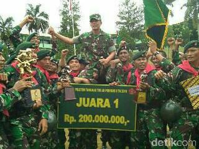 Pelukan Mayjen Doni Bawa Kodam Pattimura Juara Lomba Peleton Tangkas