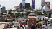 Akibatnya arus lalu-lintas tersendat dari arah Grogol menuju Pluit maupun sebaliknya.