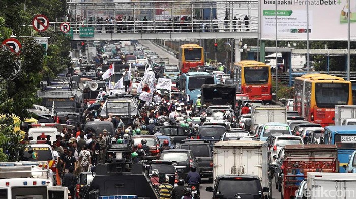 Selain Ahok, Mereka Disidangkan di Luar Gedung Pengadilan