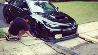 Kalau ketemu turunan seperti ini, mesti pakai kayu pengganjal biar jalannya agak landai. Asyik sih, tapi... Foto: Internet