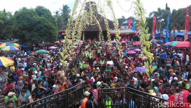 Siraman Gong Kyai Pradah di Blitar Dipadati Ribuan Pengunjung
