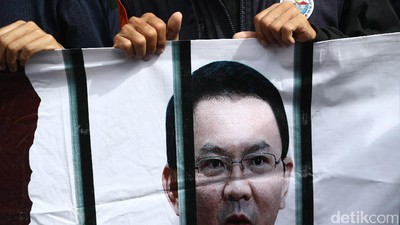 Pendukung dan Penolak Ahok Lakukan Aksi