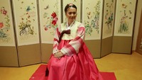Sebagai contoh, untuk sosok yang dihormati seperti keluarga kerajaan, dipilihkan bahan kain bernilai ekonomi tinggi seperti sutra dan satin. Warna yang dipilih bernuansa cerah, seperti merah, hijau dan kuning (Hafiz/detikTravel)