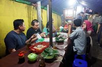 Sate Mak Adjat: Lamaknyo Sate Lidah Sapi Padang Panjang Racikan Mak Adjat yang Legendaris