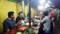 Warung sate Padang Mak Adjat ada di kawasan Gunung Sahari Raya. Lokasinya persis di perempatan lampu merah dengan area bersantap sederhana.