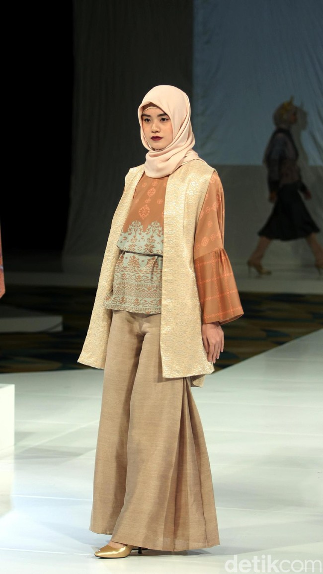 Koleksi Ria Miranda Mengangkat tema Ria Miranda Trend Show 2017 di The Hall Lt.8 Senayan City. Jakarta. [Foto: Mohammad Abduh/Wolipop]