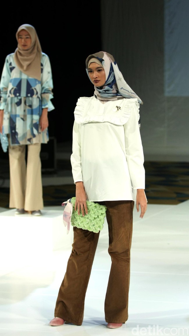 Koleksi Ria Miranda Mengangkat tema Ria Miranda Trend Show 2017 di The Hall Lt.8 Senayan City. Jakarta. [Foto: Mohammad Abduh/Wolipop]