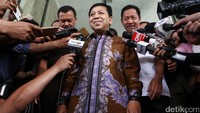 Usia diperiksa, Novanto langsung dihujani berbagai pertanyaan oleh wartawan yang menunggunya. Tapi Novanto hanya menjawab satu pertanyaan. Dia membantah menerima fee dari proyek e-KTP.