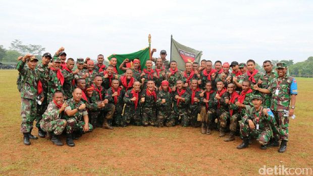 Pelukan Mayjen Doni Bawa Kodam Pattimura Juara Lomba Peleton Tangkas